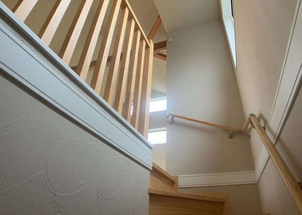 【内装】建物の上下階の通路である階段は、その位置によって動線や室内の印象が大きく左右されます。手摺にも重要な役割があり、転倒の防止・歩行や動作を円滑にして日常生活を支えることを主な目的として設置されています。