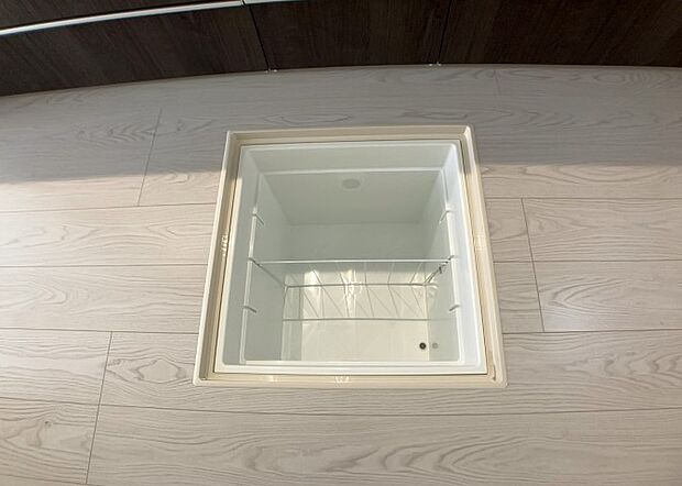 【キッチン床下収納】キッチン床下収納は、調理器具や食器などをスッキリと収納できる便利なスペースです。収納量が多いもの、引き出しがスムーズに開閉するものなど、使い勝手の良いものを選ぶことが大切です。また、湿気がこもりやすい場所なので、通気性の良いものを選ぶこともおすすめです。