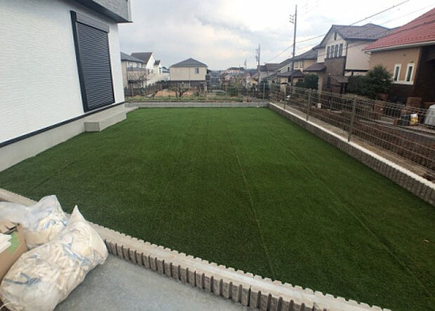 【庭】庭があることでガーデニングや家庭菜園はもちろん、こどもの遊び場やペットを放して遊ぶことができます。また、家の周囲に余裕があるということです。隣地との間があれば、十分な日当たりと、風通しが確保できます。