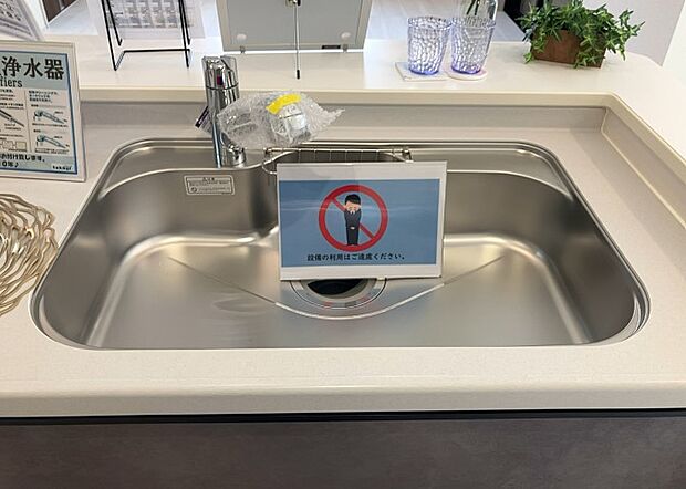 【キッチン水栓】キッチン水栓は、毎日必ず使うものだからこそ、使いやすさが重要です。シャワーヘッドの切り替えがスムーズか、吐水量が調節できるか、水しぶきが飛び散りにくい構造か、浄水機能が付いているかなど、日々の家事を快適にするための機能が数多くあります。また、デザインも多種多様なので、キッチン全体の雰囲気に合わせたものを選ぶことができます。