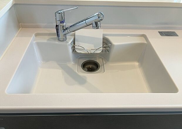 【キッチン水栓】キッチン水栓は、毎日必ず使うものだからこそ、使いやすさが重要です。シャワーヘッドの切り替えがスムーズか、吐水量が調節できるか、水しぶきが飛び散りにくい構造か、浄水機能が付いているかなど、日々の家事を快適にするための機能が数多くあります。また、デザインも多種多様なので、キッチン全体の雰囲気に合わせたものを選ぶことができます。