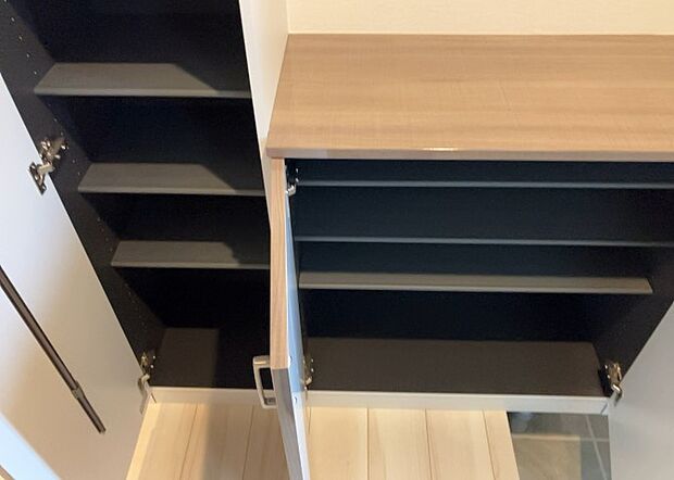 【玄関収納】玄関収納は、靴や傘、コートなどをスッキリと収納できるだけでなく、来客時に見せる顔となるため、家の顔とも言えます。収納量だけでなく、デザイン性も重視したいところです。ミラー付きの収納であれば、外出前の身だしなみチェックにも便利です。