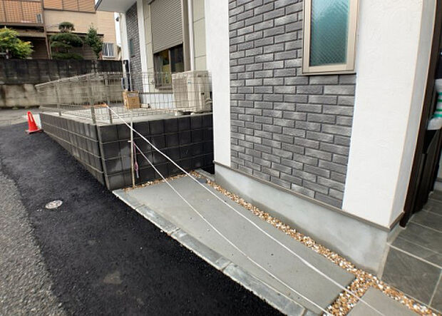 【庭】庭があることでガーデニングや家庭菜園はもちろん、こどもの遊び場やペットを放して遊ぶことができます。また、家の周囲に余裕があるということです。隣地との間があれば、十分な日当たりと、風通しが確保できます。