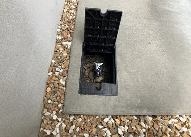 【その他設備】敷地内には、散水栓や立水栓があります。水道水を直接利用できるため、水を運ぶ手間を省くことが出来ます。大量の水を必要とする洗車作業や清掃などに役立ちます。その他設備とあわせて、現地でご確認ください。