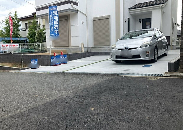 【前面道路含む現地写真_2】お持ちの車種によっては前面道路が広い方が便利でしょう。しかし、前面道路が広ければその分交通量が多くなるため、騒音などが気になる場合があります。実際に現地を見学し、周辺交通量や騒音などを確認しましょう!