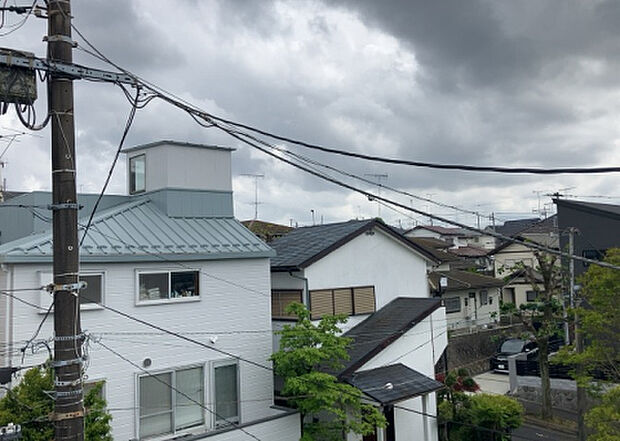 【物件からの展望】眺望を気にして物件を探す場合、前面に建物が建っていないか現地で確認しましょう!前面に建物があると景色はもちろん、日当たりや風通しにも影響が出てきます。住んだ時のことを想像しながら現地見学をしましょう。