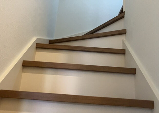 【内装】建物の上下階の通路である階段は、その位置によって動線や室内の印象が大きく左右されます。手摺にも重要な役割があり、転倒の防止・歩行や動作を円滑にして日常生活を支えることを主な目的として設置されています。