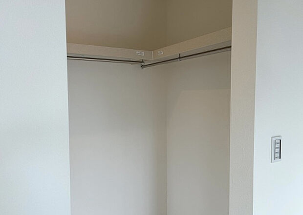 【ウォークインクローゼット】ウォークインクローゼットがあれば、クローゼット内でコーディネートが完成できますし、季節の変わり目に行う衣替えの手間も省けます。また、スーツケースなど大きいものもしまうことができ使い勝手がよいです。