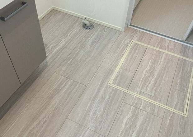 【脱衣場】多くの戸建て住宅で見かける洗面脱衣所は、洗面台と洗濯機が2畳ほどのスペースに並べられていて、洗面所が脱衣所を兼ね備えている間取りが一般的です。お客様が利用することもある、パブリックな空間でもあります。