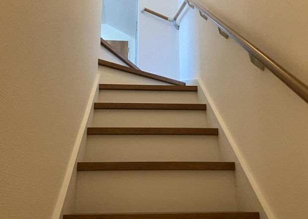 【内装】建物の上下階の通路である階段は、その位置によって動線や室内の印象が大きく左右されます。手摺にも重要な役割があり、転倒の防止・歩行や動作を円滑にして日常生活を支えることを主な目的として設置されています。