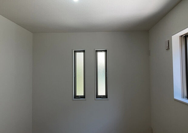 【洋室】洋室のメリットは重い家具が置きやすく、身の回りが整理しやすいことです。 床がフローリングのため畳とは異なり凹みにくいです。 クローゼットなど収納が豊富で、普段使わない旅行カバンや服の整頓も簡単にです。