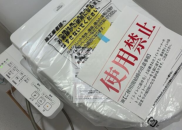 【ウォシュレット（リモコン）】ウォシュレットは、衛生面だけでなく、快適性も向上させる便利な設備です。洗浄機能の種類や水温調節機能など、様々な機能が付いたものが多くあります。リモコンも、操作が簡単で、使いやすいものを選びましょう。