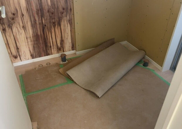 【脱衣場】多くの戸建て住宅で見かける洗面脱衣所は、洗面台と洗濯機が2畳ほどのスペースに並べられていて、洗面所が脱衣所を兼ね備えている間取りが一般的です。お客様が利用することもある、パブリックな空間でもあります。