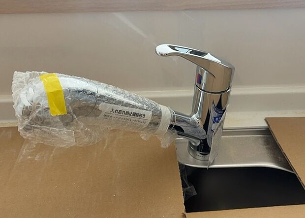 【キッチン水栓】キッチン水栓は、毎日必ず使うものだからこそ、使いやすさが重要です。シャワーヘッドの切り替えがスムーズか、吐水量が調節できるか、水しぶきが飛び散りにくい構造か、浄水機能が付いているかなど、日々の家事を快適にするための機能が数多くあります。また、デザインも多種多様なので、キッチン全体の雰囲気に合わせたものを選ぶことができます。