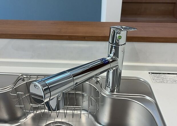 【キッチン水栓】キッチン水栓は、毎日必ず使うものだからこそ、使いやすさが重要です。シャワーヘッドの切り替えがスムーズか、吐水量が調節できるか、水しぶきが飛び散りにくい構造か、浄水機能が付いているかなど、日々の家事を快適にするための機能が数多くあります。また、デザインも多種多様なので、キッチン全体の雰囲気に合わせたものを選ぶことができます。