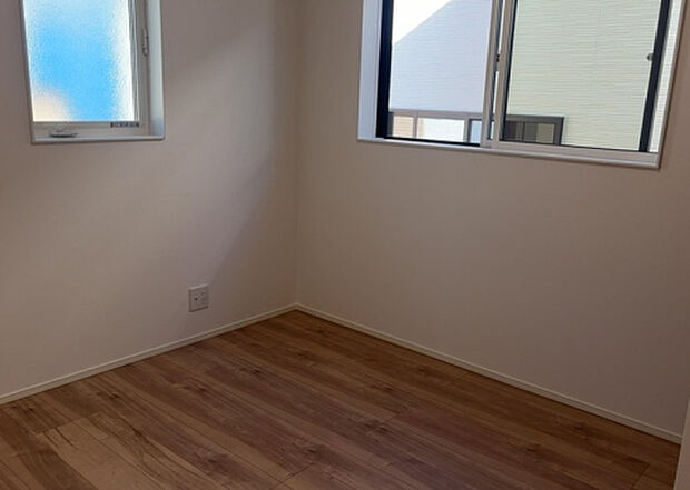 【洋室】洋室のメリットは重い家具が置きやすく、身の回りが整理しやすいことです。 床がフローリングのため畳とは異なり凹みにくいです。 クローゼットなど収納が豊富で、普段使わない旅行カバンや服の整頓も簡単にです。