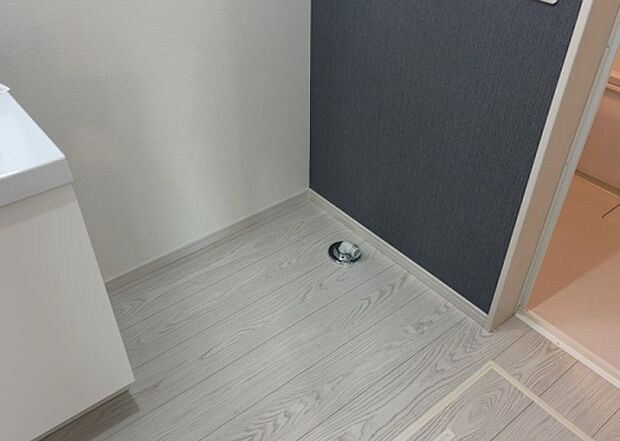 【ランドリースペース】ランドリースペースも気になります。洗濯機置場があり「洗う、干す、取り込む、アイロンがけ、たたむ」など、洗濯に関する家事をするための空間です。広さや収納など付帯設備も含めて、詳細は現地でご確認ください。