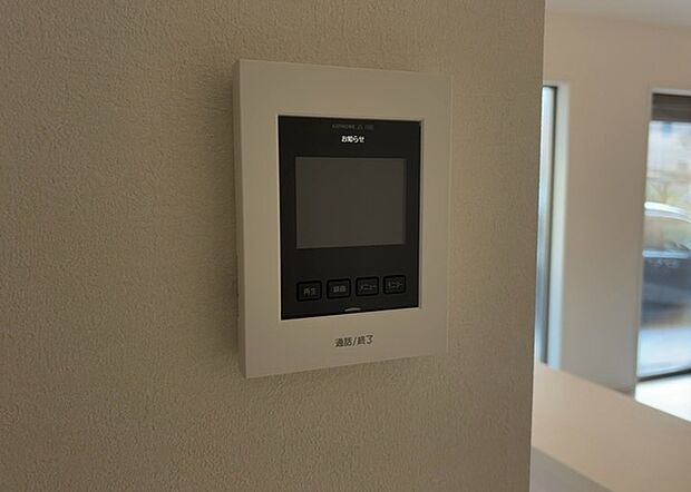 【TVモニター付きインターホン】TVモニター付きインターホンは、来訪者の顔を確認できるだけでなく、音声でやり取りすることもできるため、セキュリティ面で安心できる設備です。モニター画面が大きく見やすいもの、夜間でも来訪者をしっかりと確認できるものなど、機能性を重視したいところです。