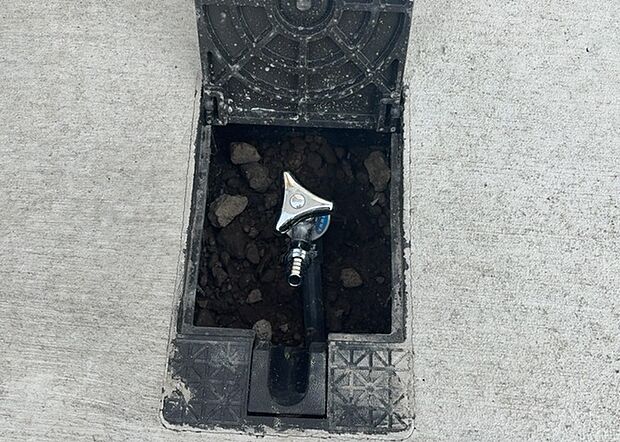 【外水栓】外水栓は、庭の水やりや洗車など、様々な用途に使える便利な設備です。ホースがしっかりと接続できるもの、水圧が安定しているものなど、使い勝手の良いものを選びましょう。また、凍結防止機能が付いているものなら、冬場でも安心して使用できます。