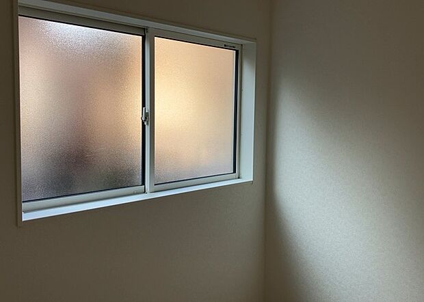 【キッチン床下収納】キッチン床下収納は、調理器具や食器などをスッキリと収納できる便利なスペースです。収納量が多いもの、引き出しがスムーズに開閉するものなど、使い勝手の良いものを選ぶことが大切です。また、湿気がこもりやすい場所なので、通気性の良いものを選ぶこともおすすめです。