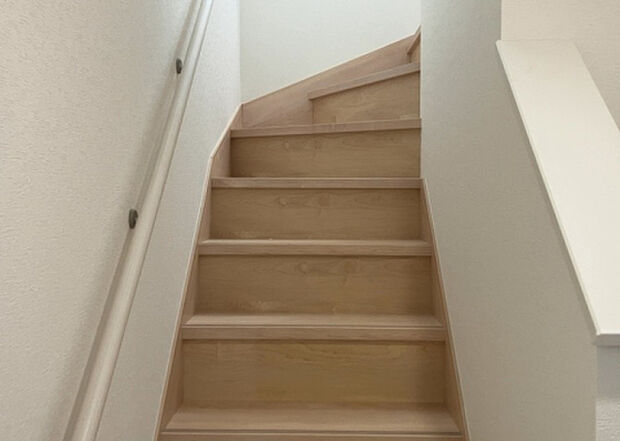 【内装】建物の上下階の通路である階段は、その位置によって動線や室内の印象が大きく左右されます。手摺にも重要な役割があり、転倒の防止・歩行や動作を円滑にして日常生活を支えることを主な目的として設置されています。