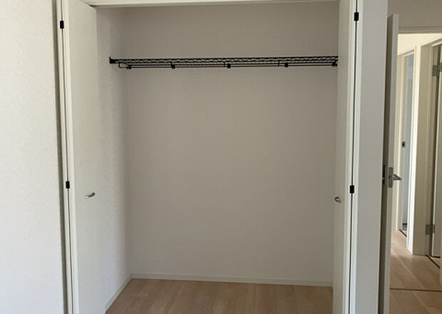 【ウォークインクローゼット】ウォークインクローゼットがあれば、クローゼット内でコーディネートが完成できますし、季節の変わり目に行う衣替えの手間も省けます。また、スーツケースなど大きいものもしまうことができ使い勝手がよいです。