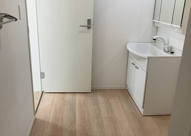 【脱衣場】多くの戸建て住宅で見かける洗面脱衣所は、洗面台と洗濯機が2畳ほどのスペースに並べられていて、洗面所が脱衣所を兼ね備えている間取りが一般的です。お客様が利用することもある、パブリックな空間でもあります。