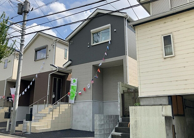 【前面道路含む現地写真_2】お持ちの車種によっては前面道路が広い方が便利でしょう。しかし、前面道路が広ければその分交通量が多くなるため、騒音などが気になる場合があります。実際に現地を見学し、周辺交通量や騒音などを確認しましょう!