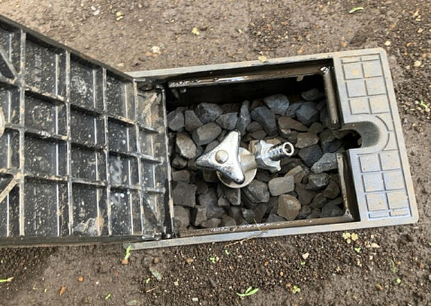 【その他設備】敷地内には、散水栓や立水栓があります。水道水を直接利用できるため、水を運ぶ手間を省くことが出来ます。大量の水を必要とする洗車作業や清掃などに役立ちます。その他設備とあわせて、現地でご確認ください。