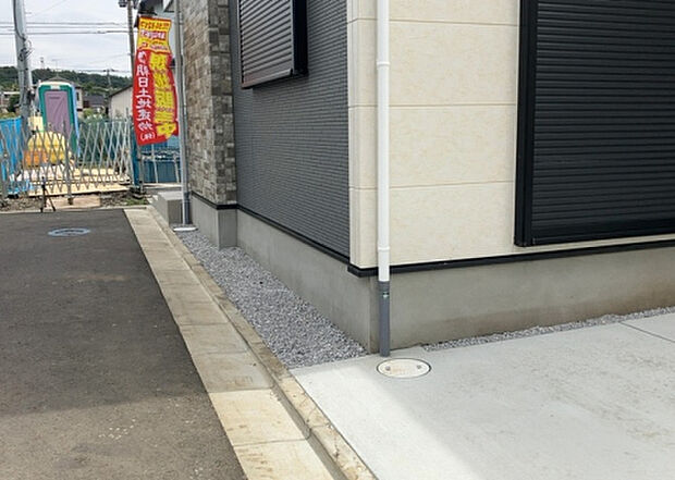 【庭】庭があることでガーデニングや家庭菜園はもちろん、こどもの遊び場やペットを放して遊ぶことができます。また、家の周囲に余裕があるということです。隣地との間があれば、十分な日当たりと、風通しが確保できます。