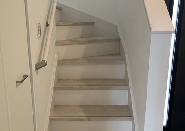 【内装】建物の上下階の通路である階段は、その位置によって動線や室内の印象が大きく左右されます。手摺にも重要な役割があり、転倒の防止・歩行や動作を円滑にして日常生活を支えることを主な目的として設置されています。