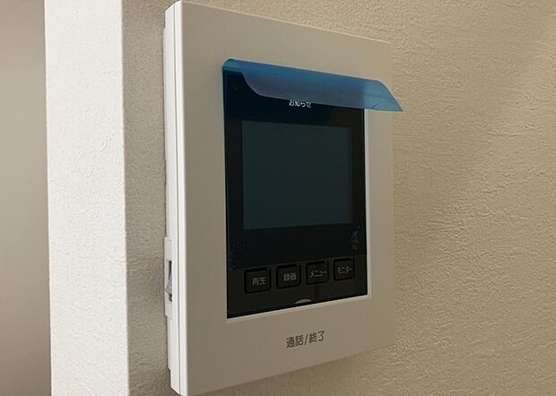 【ＴＶモニター付きインターホン】TVモニター付きインターホンは、来訪者の顔を確認できるだけでなく、音声でやり取りすることもできるため、セキュリティ面で安心できる設備です。モニター画面が大きく見やすいもの、夜間でも来訪者をしっかりと確認できるものなど、機能性を重視したいところです。