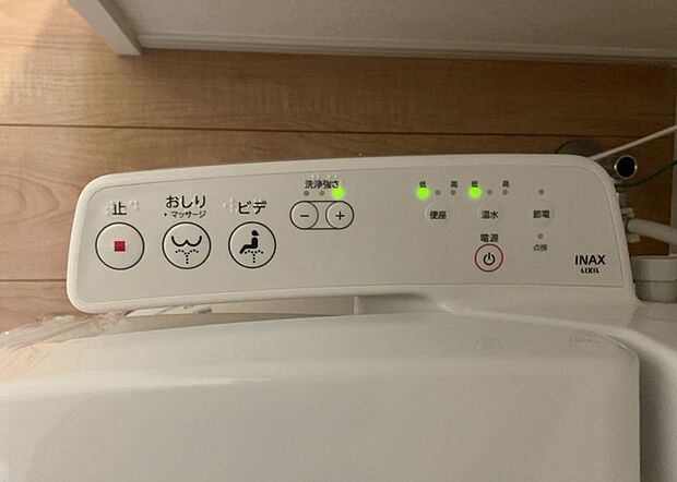 【ウォシュレット(リモコン)】ウォシュレットは、衛生面だけでなく、快適性も向上させる便利な設備です。洗浄機能の種類や水温調節機能など、様々な機能が付いたものが多くあります。リモコンも、操作が簡単で、使いやすいものを選びましょう。