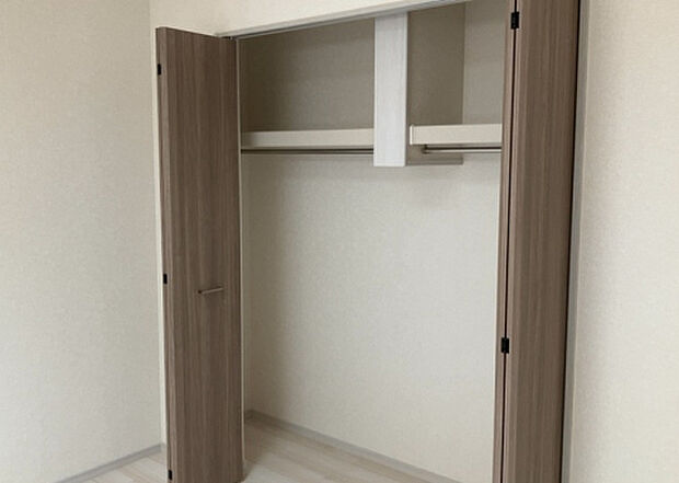 【ウォークインクローゼット】ウォークインクローゼットがあれば、クローゼット内でコーディネートが完成できますし、季節の変わり目に行う衣替えの手間も省けます。また、スーツケースなど大きいものもしまうことができ使い勝手がよいです。