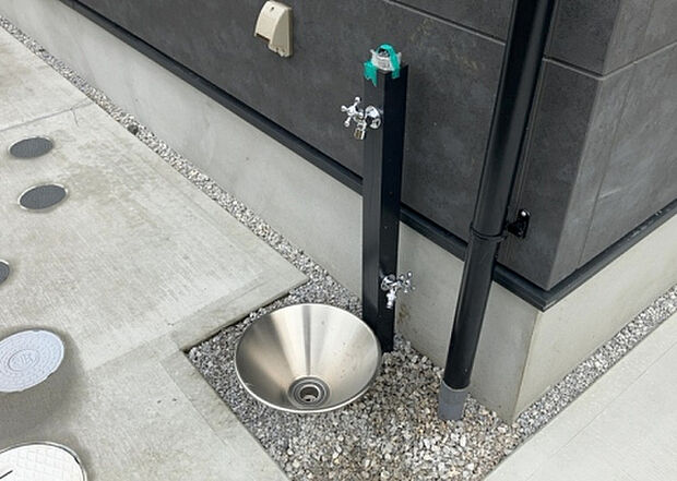 【その他設備】敷地内には、散水栓や立水栓があります。水道水を直接利用できるため、水を運ぶ手間を省くことが出来ます。大量の水を必要とする洗車作業や清掃などに役立ちます。その他設備とあわせて、現地でご確認ください。