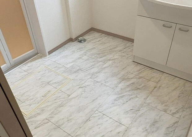 【脱衣場】多くの戸建て住宅で見かける洗面脱衣所は、洗面台と洗濯機が2畳ほどのスペースに並べられていて、洗面所が脱衣所を兼ね備えている間取りが一般的です。お客様が利用することもある、パブリックな空間でもあります。