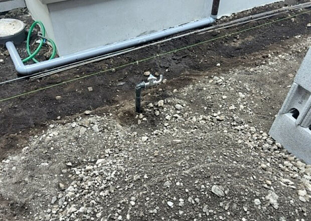 【その他設備】敷地内には、散水栓や立水栓があります。水道水を直接利用できるため、水を運ぶ手間を省くことが出来ます。大量の水を必要とする洗車作業や清掃などに役立ちます。その他設備とあわせて、現地でご確認ください。