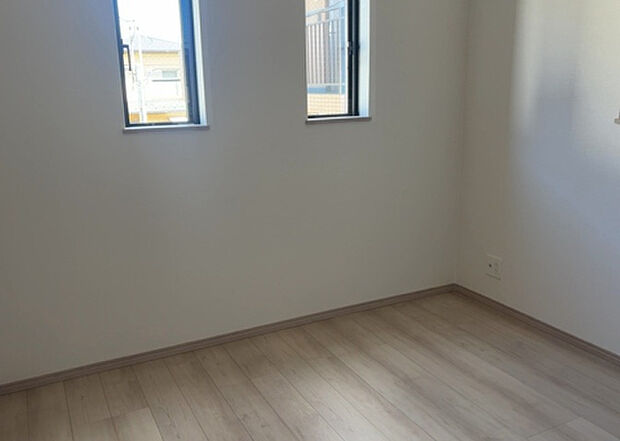 【洋室】洋室のメリットは重い家具が置きやすく、身の回りが整理しやすいことです。 床がフローリングのため畳とは異なり凹みにくいです。 クローゼットなど収納が豊富で、普段使わない旅行カバンや服の整頓も簡単にです。