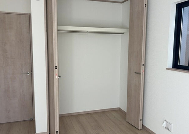 【ウォークインクローゼット】ウォークインクローゼットがあれば、クローゼット内でコーディネートが完成できますし、季節の変わり目に行う衣替えの手間も省けます。また、スーツケースなど大きいものもしまうことができ使い勝手がよいです。