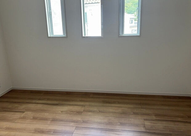 【洋室】洋室のメリットは重い家具が置きやすく、身の回りが整理しやすいことです。 床がフローリングのため畳とは異なり凹みにくいです。 クローゼットなど収納が豊富で、普段使わない旅行カバンや服の整頓も簡単にです。