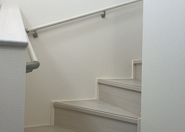 【内装】建物の上下階の通路である階段は、その位置によって動線や室内の印象が大きく左右されます。手摺にも重要な役割があり、転倒の防止・歩行や動作を円滑にして日常生活を支えることを主な目的として設置されています。