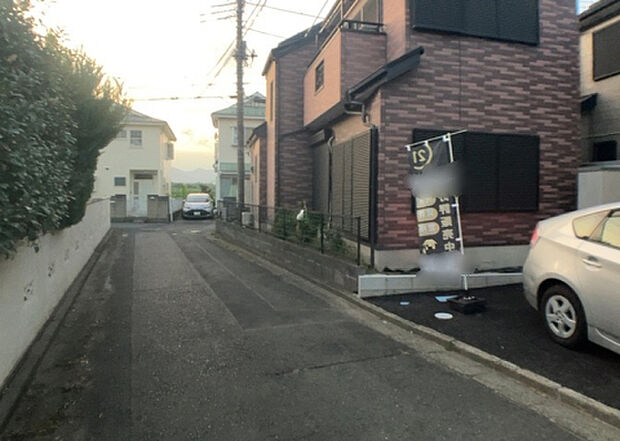 【前面道路含む現地写真_2】お持ちの車種によっては前面道路が広い方が便利でしょう。しかし、前面道路が広ければその分交通量が多くなるため、騒音などが気になる場合があります。実際に現地を見学し、周辺交通量や騒音などを確認しましょう!