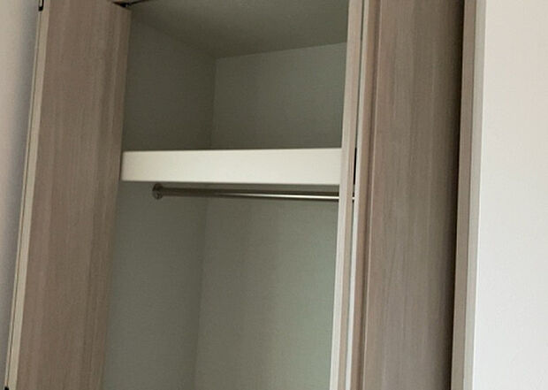 【ウォークインクローゼット】ウォークインクローゼットがあれば、クローゼット内でコーディネートが完成できますし、季節の変わり目に行う衣替えの手間も省けます。また、スーツケースなど大きいものもしまうことができ使い勝手がよいです。