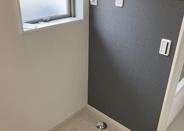 【ランドリースペース】ランドリースペースも気になります。洗濯機置場があり「洗う、干す、取り込む、アイロンがけ、たたむ」など、洗濯に関する家事をするための空間です。広さや収納など付帯設備も含めて、詳細は現地でご確認ください。