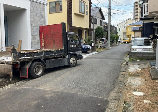 【前面道路含む現地写真_2】お持ちの車種によっては前面道路が広い方が便利でしょう。しかし、前面道路が広ければその分交通量が多くなるため、騒音などが気になる場合があります。実際に現地を見学し、周辺交通量や騒音などを確認しましょう!
