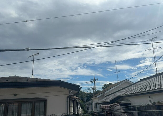 【物件からの展望】眺望を気にして物件を探す場合、前面に建物が建っていないか現地で確認しましょう!前面に建物があると景色はもちろん、日当たりや風通しにも影響が出てきます。住んだ時のことを想像しながら現地見学をしましょう。