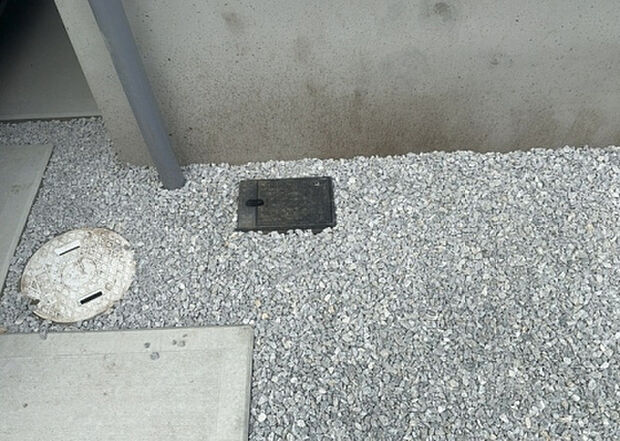 【その他設備】敷地内には、散水栓や立水栓があります。水道水を直接利用できるため、水を運ぶ手間を省くことが出来ます。大量の水を必要とする洗車作業や清掃などに役立ちます。その他設備とあわせて、現地でご確認ください。