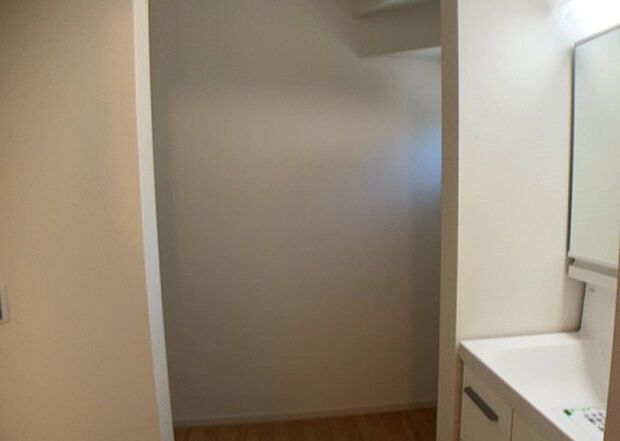 【脱衣場】多くの戸建て住宅で見かける洗面脱衣所は、洗面台と洗濯機が2畳ほどのスペースに並べられていて、洗面所が脱衣所を兼ね備えている間取りが一般的です。お客様が利用することもある、パブリックな空間でもあります。