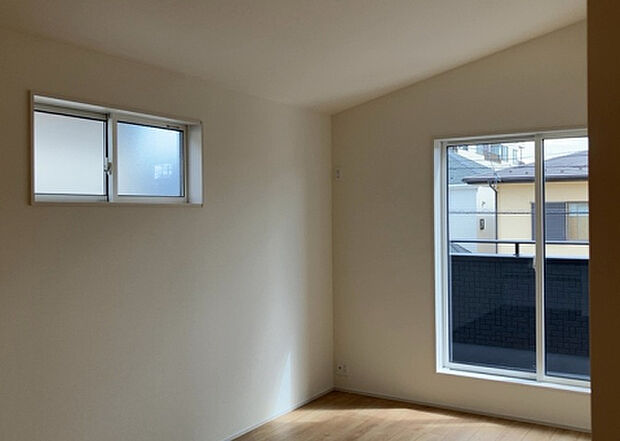 【洋室】洋室のメリットは重い家具が置きやすく、身の回りが整理しやすいことです。 床がフローリングのため畳とは異なり凹みにくいです。 クローゼットなど収納が豊富で、普段使わない旅行カバンや服の整頓も簡単にです。