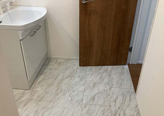 【脱衣場】多くの戸建て住宅で見かける洗面脱衣所は、洗面台と洗濯機が2畳ほどのスペースに並べられていて、洗面所が脱衣所を兼ね備えている間取りが一般的です。お客様が利用することもある、パブリックな空間でもあります。